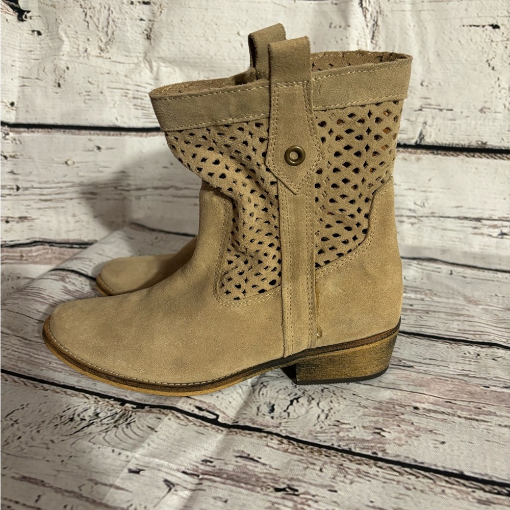 Western Eyelet Booties Tan/Khaki Sz 37 Wood Heel Slip On Boots